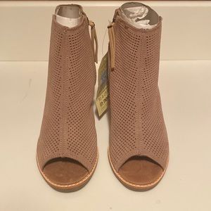 ⭐️NWT SIZE 7 TOMS OPEN TOE BOOTIES⭐️